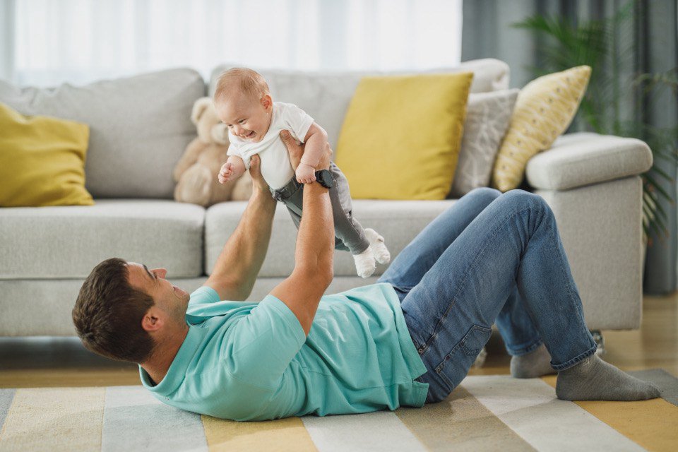 Cách giúp bé tập ngẩng đầu và lật tại nhà