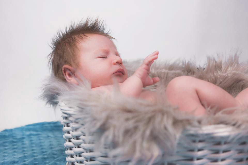 Những yếu tố khiến bé lật muộn