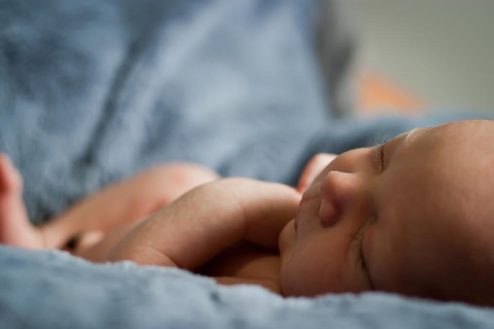 Bé đi ngoài lúc ngủ tối có bình thường không Bé đi ngoài lúc ngủ tối có bình thường không