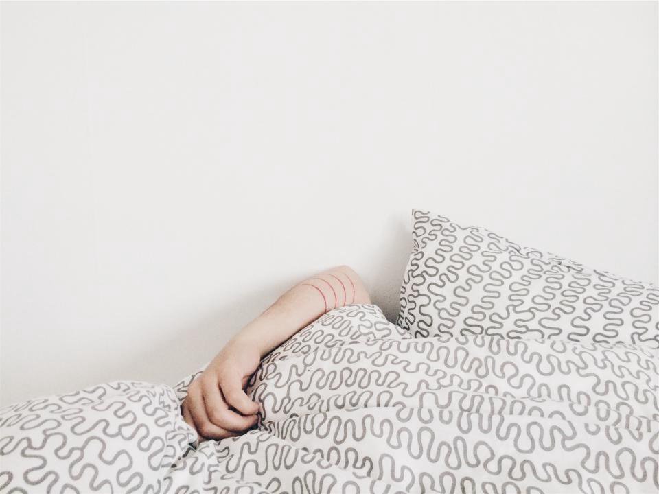 Bứt rứt chân tay khi ngủ biểu hiện thế nào